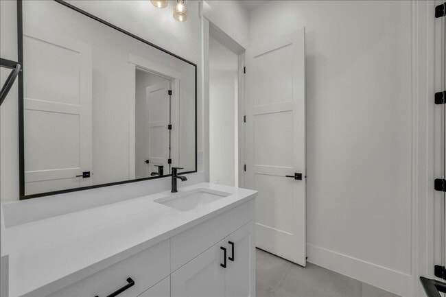 Building Photo - Beautiful 6-Bedroom, 5-Bathroom Home for R...
