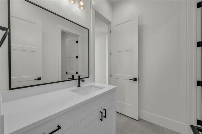 Building Photo - Beautiful 6-Bedroom, 5-Bathroom Home for Rent in Moorland Park