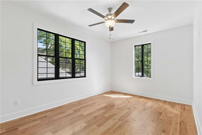 Building Photo - 1385 Sylvan Cir NE
