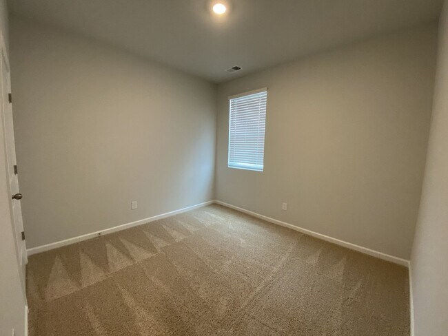 Building Photo - Nice Four Bedroom Home in Lebanon
