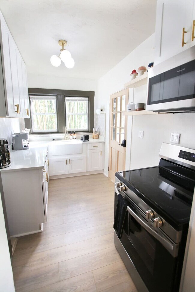 Building Photo - 102 W Emma St