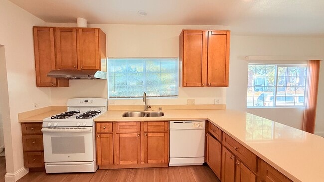 Building Photo - 496 Meek Ave