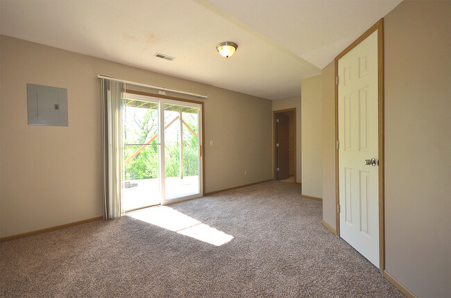 Building Photo - 2 Bed, 2 Bath Platte City Duplex with 2 ca...