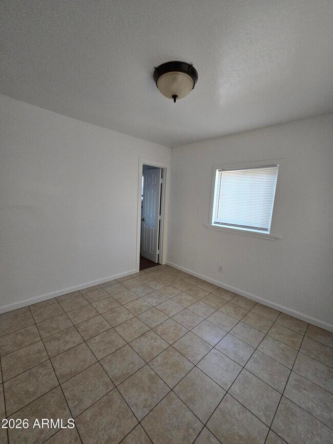 Building Photo - 6 E Hill Dr