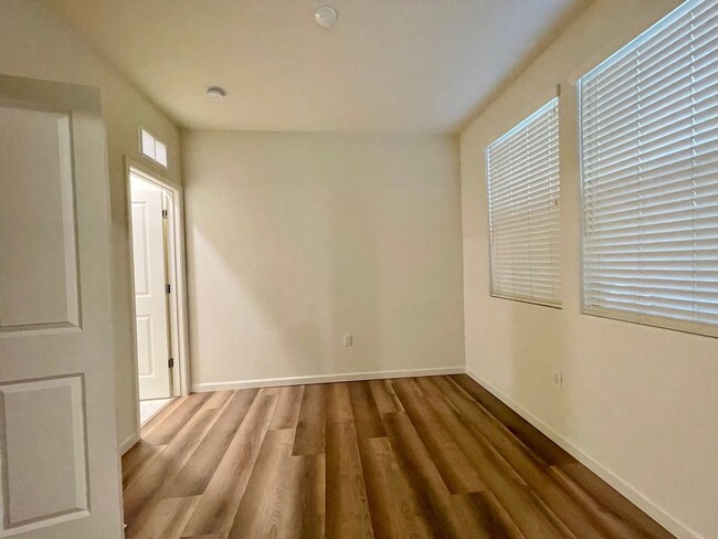 Building Photo - 1 Bedroom, 1 Bath Condo Convenient Napa Lo...