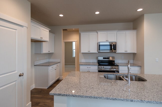 Building Photo - 5558 W Aralia Dr