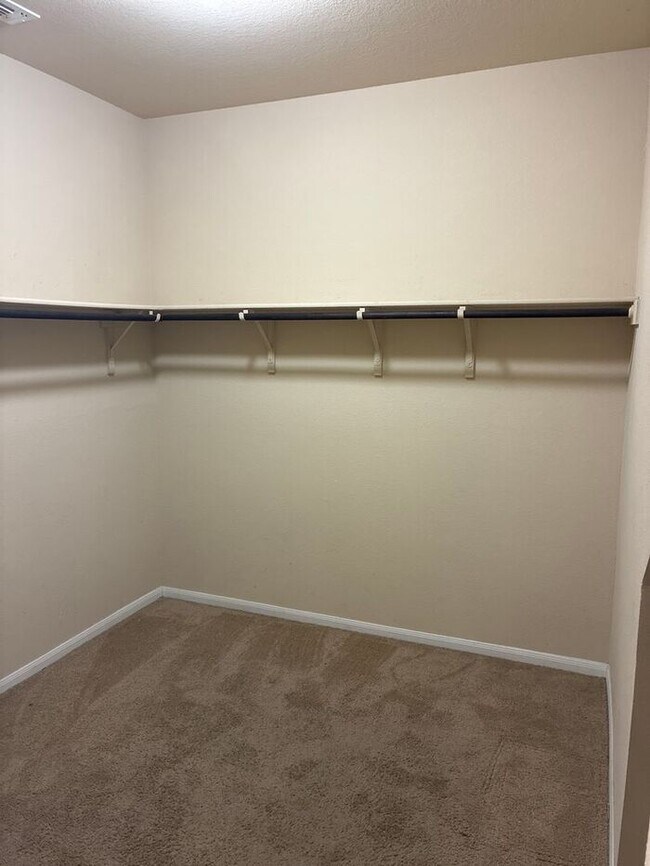 Building Photo - **Move-In Bonus! $500 Amazon Gift Card with 12-Month Lease at Current Rent**