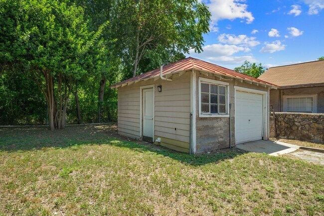 Building Photo - 2 Bedrooms and 1 Bathroom located in Denver Heights Subdivision