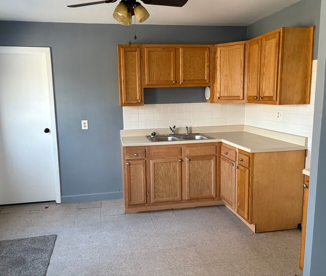 Building Photo - three bedroom one bath home with attached garage for rent