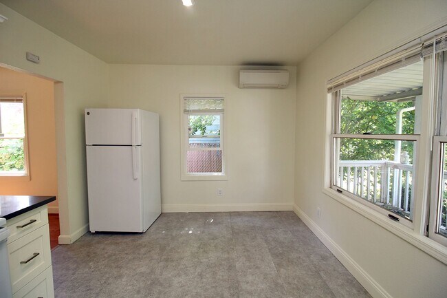Building Photo - UNIVERSITY LIVING - Beautiful 5 Bedroom Ho...