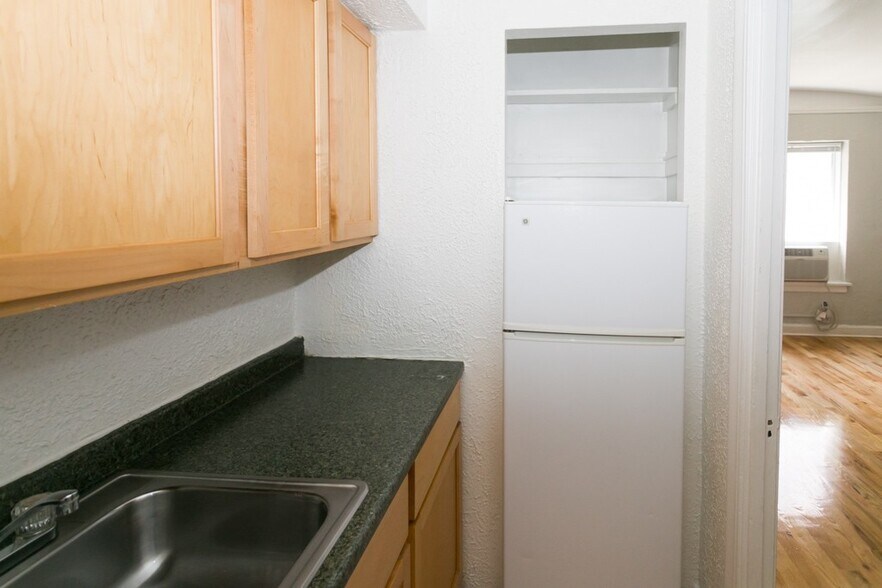 Building Photo - 562 W Arlington Pl