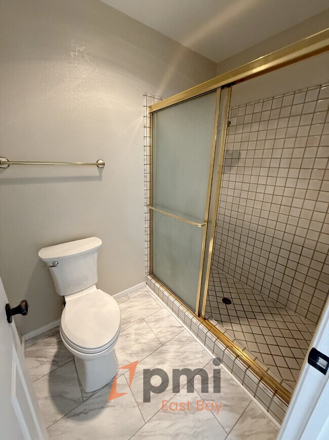 Building Photo - Well-Maintained 4-Bedroom Home in Prime Va...
