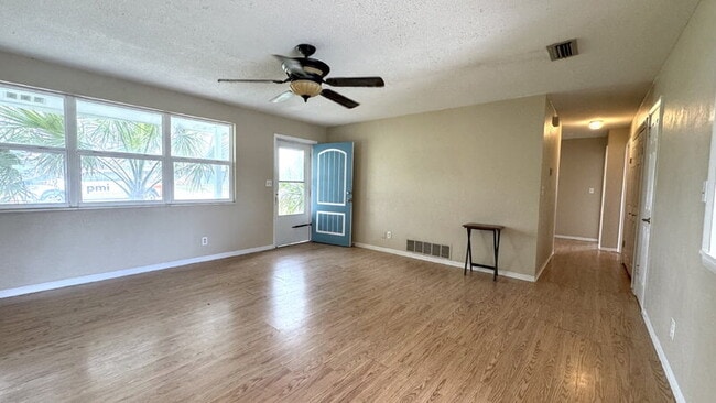 Building Photo - 484 Grandview Ave