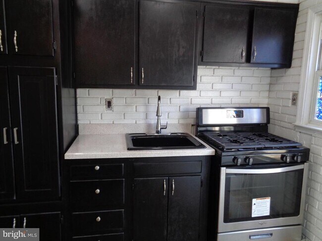 Building Photo - 2245 Graythorn Rd