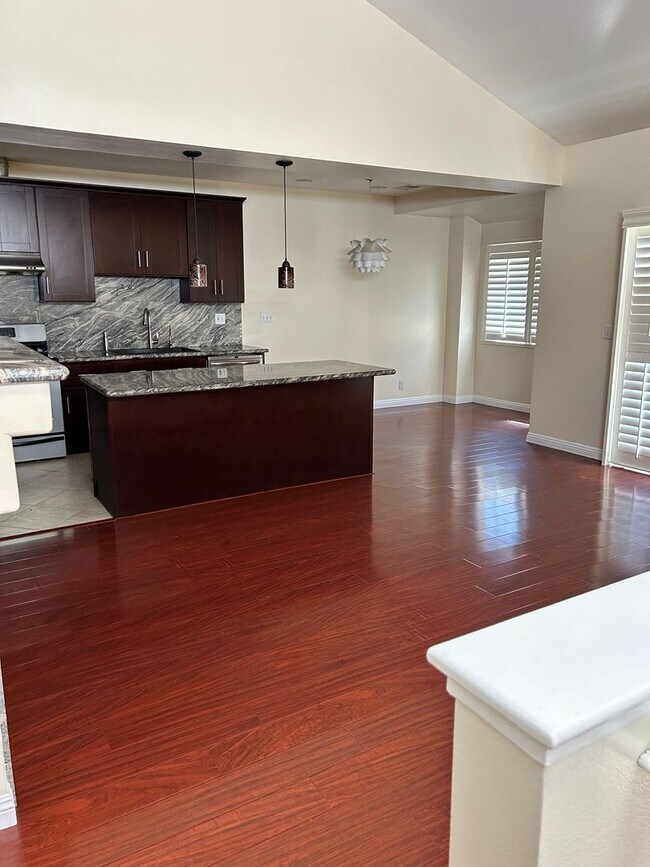 Building Photo - 2b2b- Private freshly painted Torrance condominium ready for immediate occupancy.