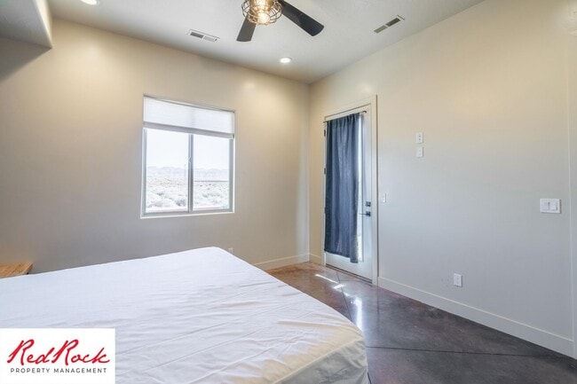 Building Photo - 4 Bedroom Luxury Home Near Sand Hollow