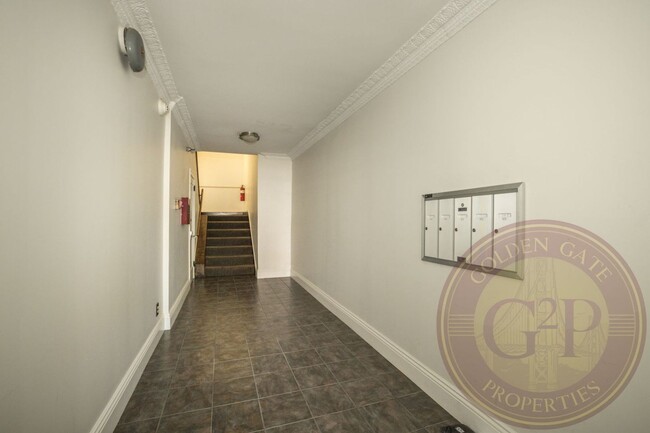 Building Photo - Cole Valley - 2 BR, 1 BA Condo 766 Sq. Ft....