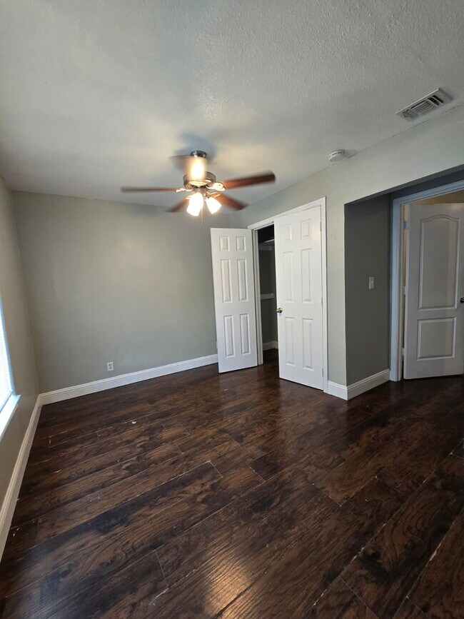 Building Photo - "Charming 2-Bed Duplex Retreat with Full Bath on Commercial Avenue – 842 Sq Ft of Cozy Living in ...