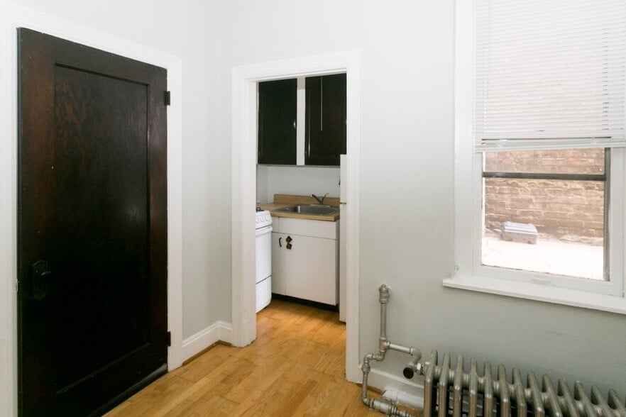 Building Photo - 4650 N Paulina St