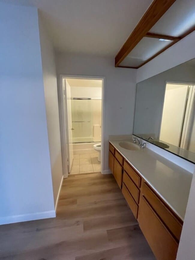 Building Photo - Large 2 Bedroom, 2 Bath Condo with 2 Parking and Community Pool