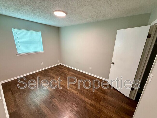 Building Photo - 2015 Stonemill Dr