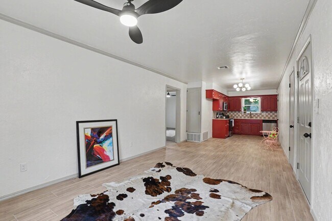 Building Photo - Adorable in Central Edmond