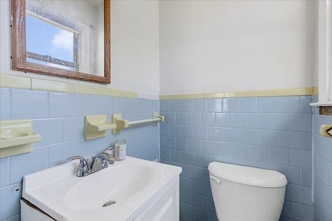 Building Photo - 2127 Oak Ave