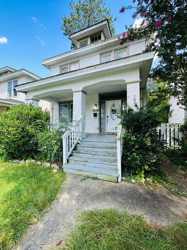 Building Photo - Beautifully Renovated 3bdrm/2.5bth Home Located in Richmond's North-side w/Balcony!