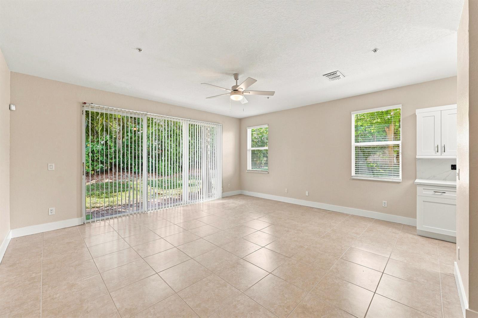 Building Photo - 813 Pipers Cay Dr