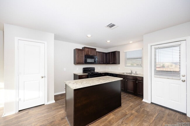 Building Photo - Move in Ready 3 Bedroom Two-story Home