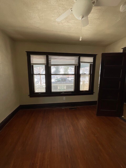 Bedroom - 942 Bellevue Plz