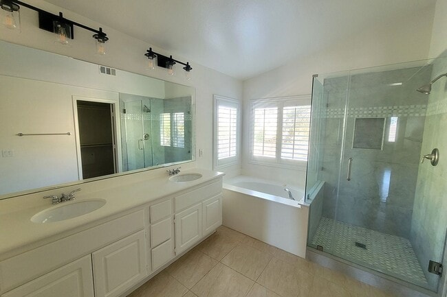 Building Photo - Wonderful 4+3 Bright-Sunny-Open in great Area!