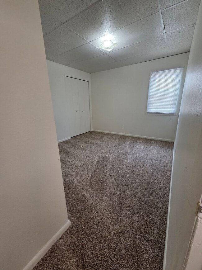 Building Photo - 2 Bed Apartment in the Heart of Golden!