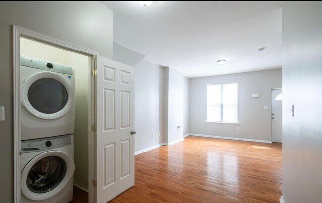 Building Photo - 1326 S Mole St