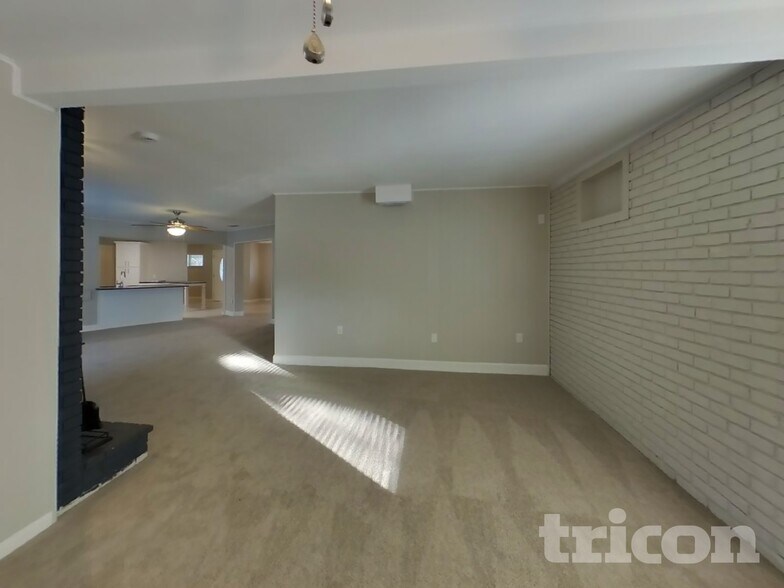 Building Photo - 546 W Palmeden Dr