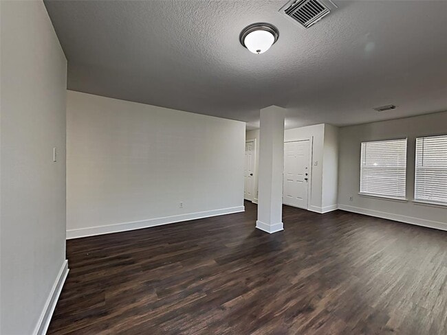 Building Photo - 820 Dragonfly Dr
