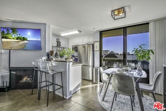 Building Photo - 7320 Hawthorn Ave