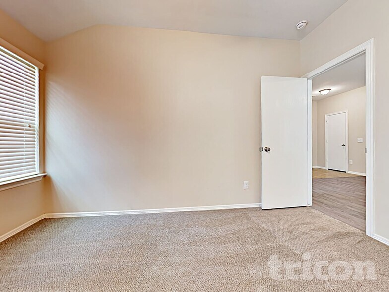 Building Photo - 110 N Golden Oak Dr