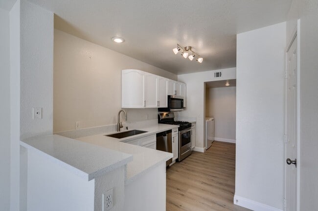Building Photo - 3 Bedroom Townhouse with attached garage i...