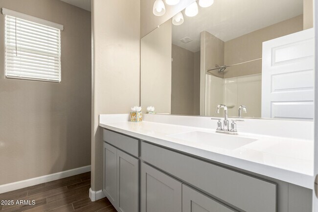 Building Photo - 1357 E Chillingham Rd