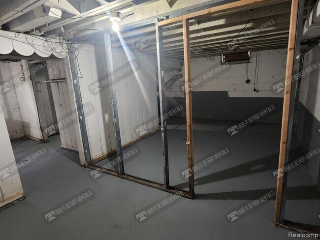 Building Photo - 15491 Seymour St