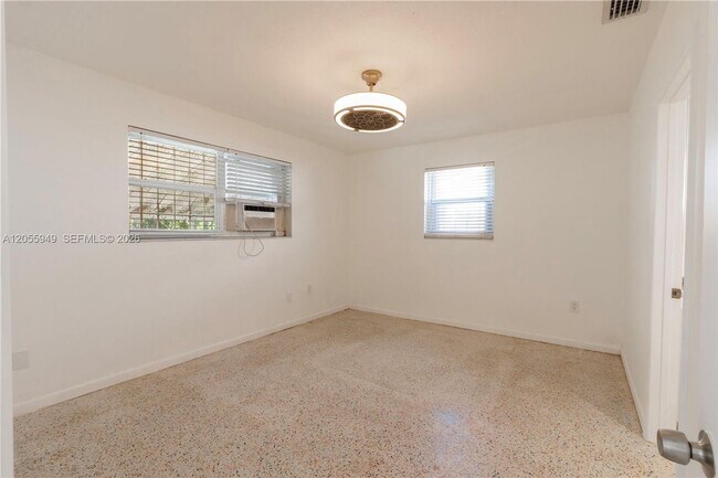 Building Photo - 565 NE 160th Terrace