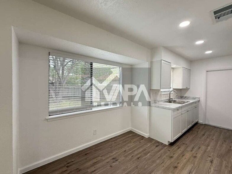 Building Photo - 5419-5419 Lk Grv Dr