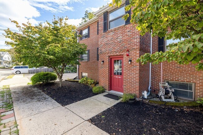 Building Photo - 51 Lynde St