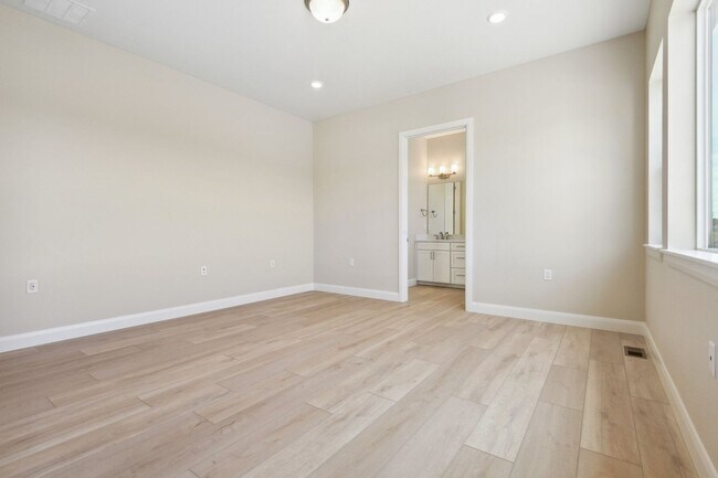 Building Photo - Gorgeous Ranch with 4 BR/3 1/2 Baths in Li...