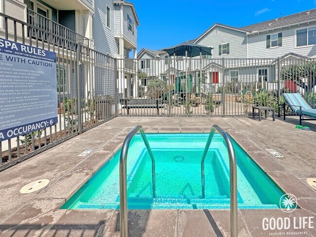 Building Photo - Beautiful 3B/3BA Townhome in Imperial Beach w/ 2-Car Garage & Community Pool!