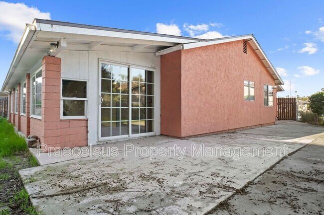 Building Photo - 1696 Shooting Star Ct