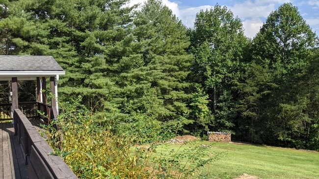 Building Photo - Great 3 Bedroom 2 Bath Home in quiet resid...