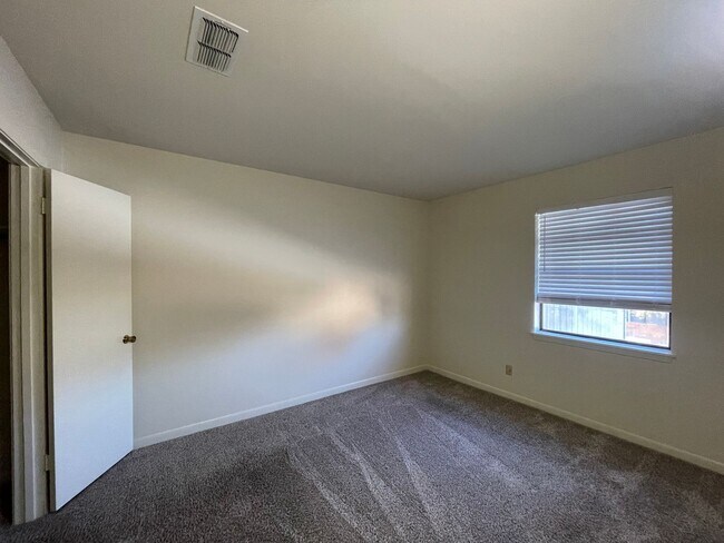 Building Photo - 10101 Carlsbad Dr