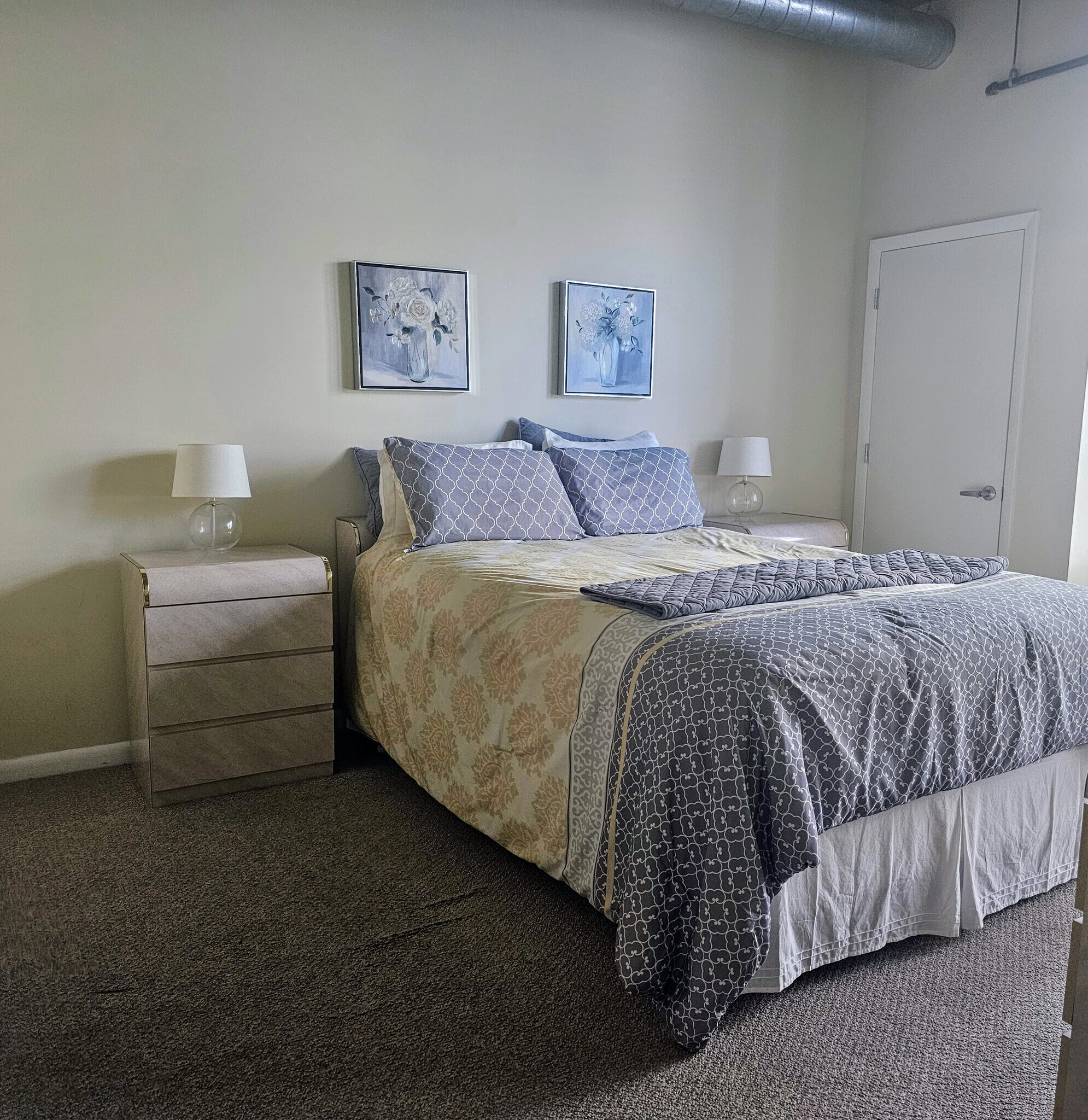 Room hold a Queen be, two night stand and sitting area-- ia generous space! - 1300 N St NW